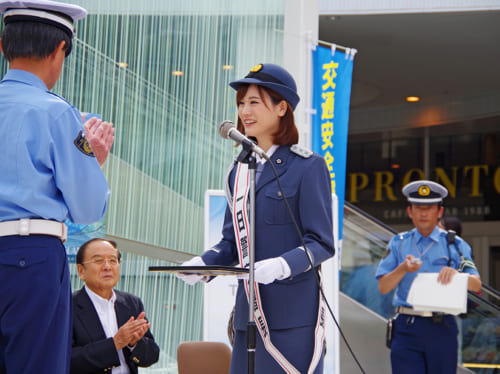 『青春ブタ野郎』シリーズの舞台・藤沢市で瀬戸麻沙美が一日警察署長に就任！警察官の制服姿で交通安全アピール【レポート】