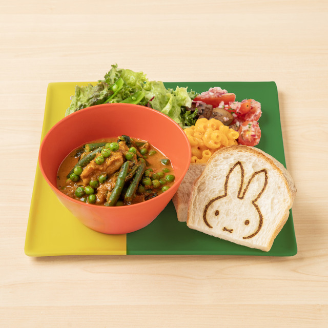 「miffy café tokyo」ほうれん草とチキンのカレー Illustrations Dick Bruna（C）copyright Mercis bv,1953-2025　www.miffy.com