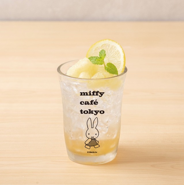 「miffy café tokyo」おとうさんのレモンスカッシュ Illustrations Dick Bruna（C）copyright Mercis bv,1953-2025　www.miffy.com