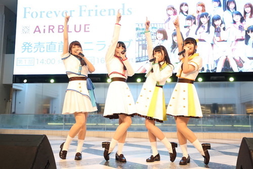「CUE!」ユニット曲と発売直前の新曲を披露！ 1stシングル「Forever Friends」発売直前ミニライブをサンシャインシティ噴水広場にて開催【レポート】