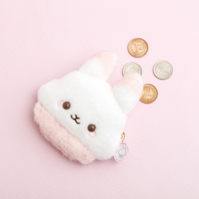 「ぬいぐるみコインケース シュガーココムー」使用例（C）2025 SAN-X CO., LTD. ALL RIGHTS RESERVED.