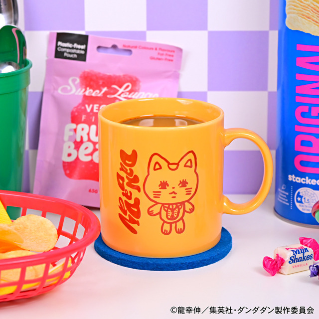 TVアニメ『ダンダダン』「たっぷりマグカップ（ターボババア【招き猫】）」（C）龍幸伸／集英社・ダンダダン製作委員会