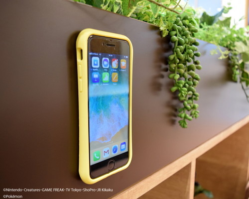 ピカチュウとイーブイが壁にくっつく 壁にくっつく 着せ替えできる 耐衝撃 で話題のスマホケース Waylly ウェイリー に ポケモン が初登場 4枚目の写真 画像 超 アニメディア