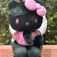 サンリオ」ハローキティがピンク×ブラックのツートンカラーに！ 約42cm
