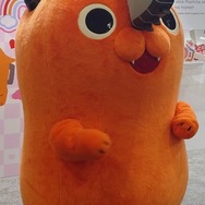 チェンソーマン」ポチタの着ぐるみグリーティングに原画展示、グッズ