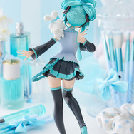 お揃いのリボンと髪型で笑顔のポーズ♪ 初音ミク×シナモンのコラボ