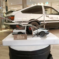 頭文字D」AE86（ハチロク）が実車と1/18スケールモデルで集結！ イオン