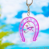 ウマ娘」蹄鉄をイメージしたキーホルダーや、Tシャツが登場