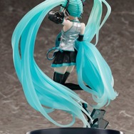 初音ミク」アート展“初音ミク・クロニクル”の等身大立像が1/7