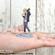 東京リベンジャーズ　アクスタ&缶バッジ 東リベ」ミニミニサイズのアクスタ、バイク整備姿の缶バッジ＆ラバマス