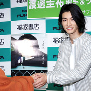 渡邊圭祐写真集発売イベントで白ウォズ 黒ウォズポーズを披露 仮面ライダージオウ 出演で お母さん方に気づいてもらえてうれしい レポート 6枚目の写真 画像 超 アニメディア