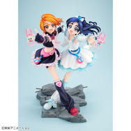 ふたりはプリキュア」キュアブラック＆キュアホワイトが手を繋いで前へ