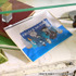 映画『鬼太郎誕生 ゲゲゲの謎』×石黒亜矢子コラボグッズ「ガゼットスライダーポーチ（鬼太郎の父と水木）」使用イメージ（C）映画「鬼太郎誕生ゲゲゲの謎」製作委員会