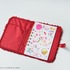 「Maison de FLEUR×HELLO KITTY いちごマルチケースBOOK RED」使用イメージ