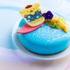 「波乗りプリンのビッグウェーブ」：アーモンド風味のスポンジに、 パッションフルーツなどを重ねた夏らしい爽快なケーキ。
