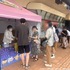 ノベルティ配布には長い列が！