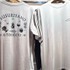 Tシャツ980円前後、描き下ろしデザイン多数！ “オタク全開じゃない”からこそ刺さる、ワークマン流「薬屋のひとりごと」「呪術廻戦」などアニメアパレルの秘密に迫る