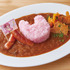 「マクロスΔ × Chugai Grace Cafe」マキナ ビーフカレー パリパリチーズ＆グリルウインナー添え（C）2015 BIGWEST