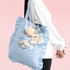 サンエックス「すみっコぐらし フリルトートバッグ（夢みるしっぽず）」使用例（C）2025 SAN-X CO., LTD. ALL RIGHTS RESERVED.