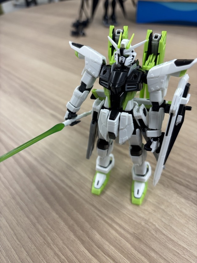 緑のフリーダムガンダム、漆黒のウイングガンダムゼロが新鮮