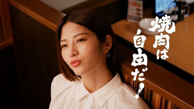 神谷明がナレーションを担当 女優の若月佑美が出演する 焼肉きんぐ のcmが公開 超 アニメディア