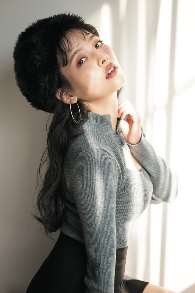 声優・上坂すみれ、チャイナなニット姿＆笑顔のカット公開♪ 2nd